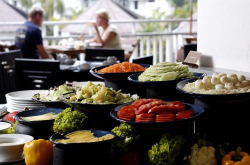ein Buffet mit verschiedenen Speisen auf einem Tisch in der Unterkunft Peace Laguna Resort & Spa in Ao Nang Beach
