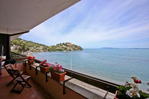 a view of the ocean from a balcony with flowers at Appartamento Valeria e Andrea in Porto Santo Stefano