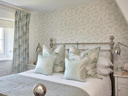 a bedroom with a bed with white pillows at 3 Bed in Niton oc-73299 in Niton