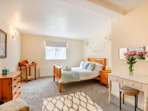 a bedroom with a bed and a desk at 2 Bed in Monmouth oc-93650 in Trelleck