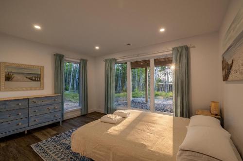 a bedroom with a large bed and a window at Käbane Nova - La Chaleureuse in Baie-Saint-Paul