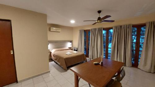 a hotel room with a bed and a table at Apart Hotel Costanera Colon in Colón