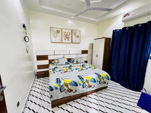 a bedroom with a bed with birds on it at Appartement meublé service in Cotonou