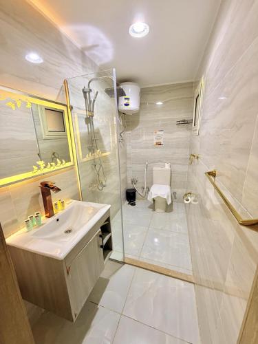 a bathroom with a shower and a sink and a toilet at Sunshine Pyramids Hotel & Restaurant in Cairo