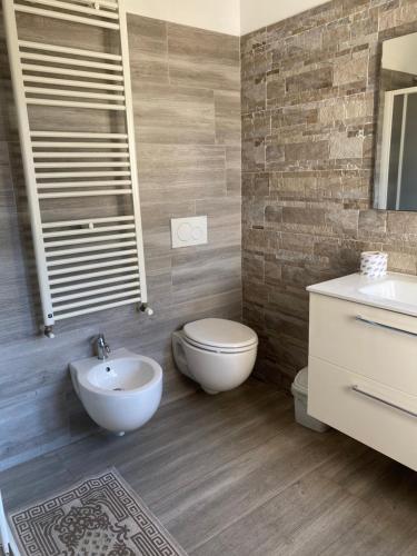 a bathroom with a toilet and a sink at AMLÈ in Papozze