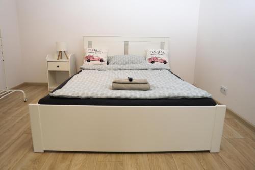 a white bed in a white room with a white bed frame at Domek w Starym Mieście in Stare Miasto