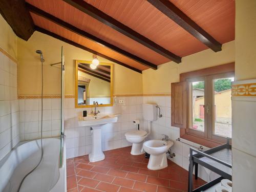 a bathroom with two toilets and a sink and a tub at Selvuccia Lodge - Ostello Agricolo in San Piero a Sieve