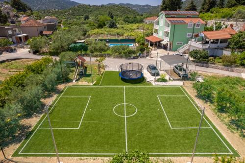an aerial view of a tennis court in a backyard at Villa Šolo in Ploče