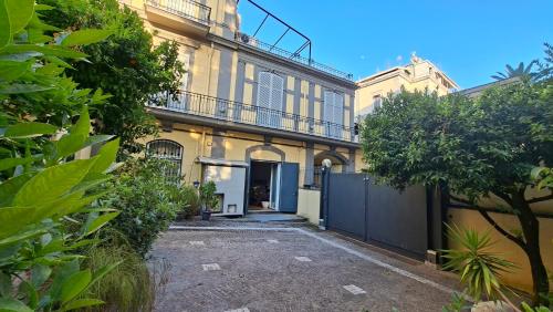 Casa Pontano-Elegant Apartment with Private Parking and Courtyard, near Metro, Funicular, and Seafront