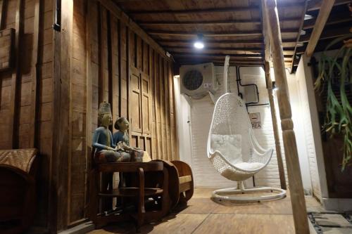 two people sitting in a room with a mirror at Jagadhita Villas in Sekatonan