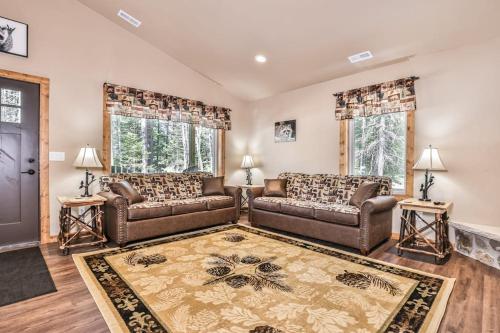 a living room with two couches and a rug at The Raccoon in Conover