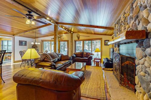 ein Wohnzimmer mit Ledermöbeln und einem Steinkamin in der Unterkunft Seasons Pass in Eagle River