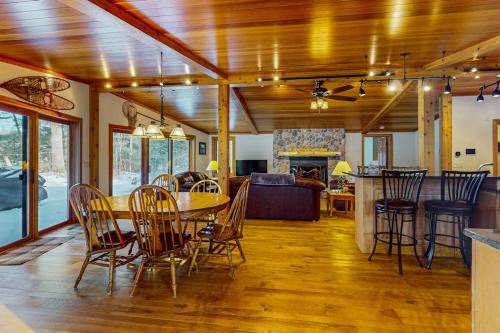 ein Esszimmer und ein Wohnzimmer mit Tisch und Stühlen in der Unterkunft Seasons Pass in Eagle River