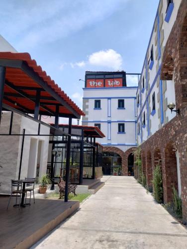 a building with a bench in front of a building at Hotel CHOLOA in Cholula