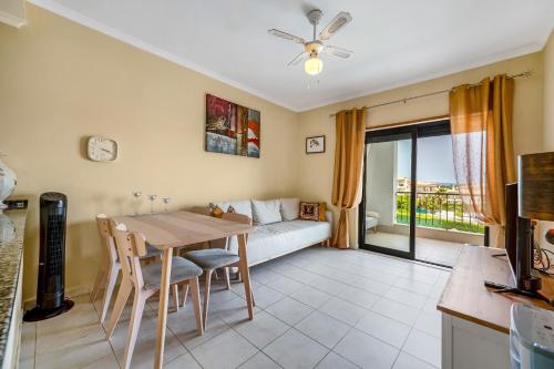 Sea&pool views terrace 1BDR, 500 m from the Golden Sands