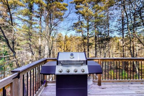 ein Grill auf einer Terrasse auf einer Veranda in der Unterkunft Mitchell Point Cottage in Eagle River