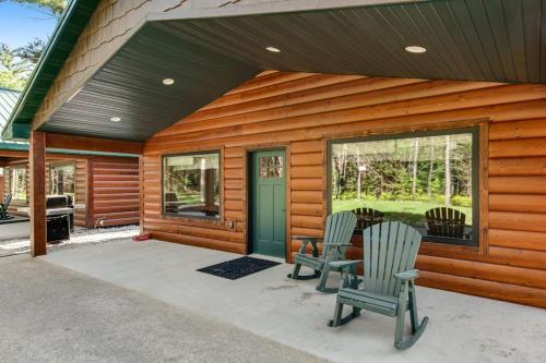 ein Haus mit zwei Stühlen und einer Veranda mit einer Tür in der Unterkunft The Duck in Conover