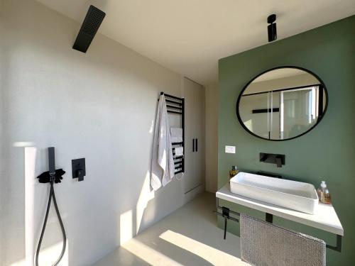 a bathroom with a sink and a mirror at Casa Lumae in Noto