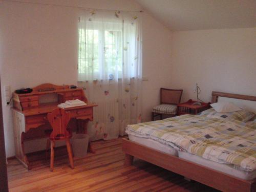 Tempat tidur dalam kamar di Ferientraum Kobellstrasse
