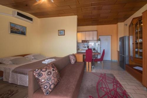 Apartments with parking space Makarska - 25161