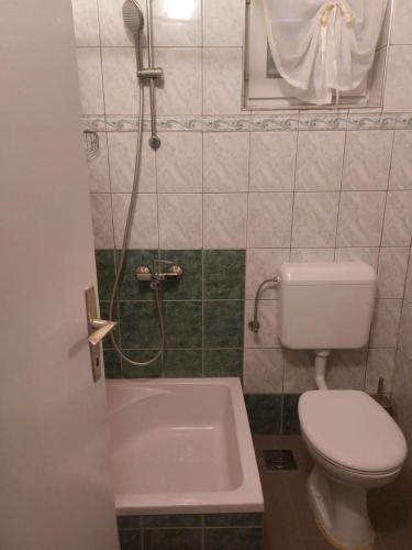 Apartments with parking space Makarska - 25161