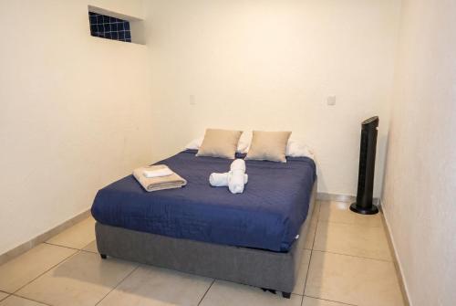a bed with a stuffed animal on it in a room at Casa en Providencia, 4 cuartos, Estacionamiento in Guadalajara