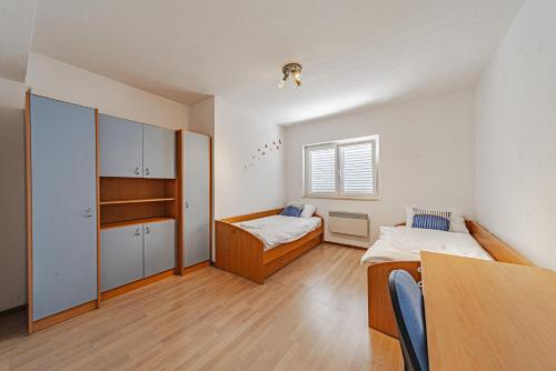 Apartments with parking space Korcula - 25323