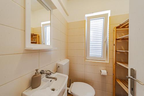 Apartments with parking space Korcula - 25323