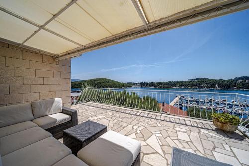 Apartments with parking space Korcula - 25323