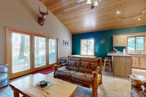 a living room with a table and a kitchen at The Aspen in Mercer