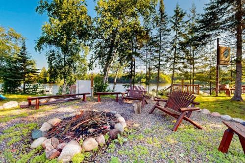 a group of benches sitting around a fire pit at Gateway Lodge in Mercer