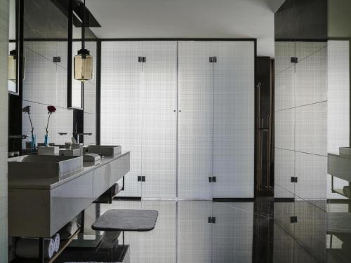 un bagno con due lavandini e una doccia di Pullman Zhouzhuang a Kunshan
