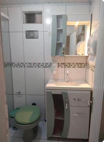 a bathroom with a green toilet and a sink at Casa de Fundos com 2 QuartosWi-fi e Estacionamento in Lages