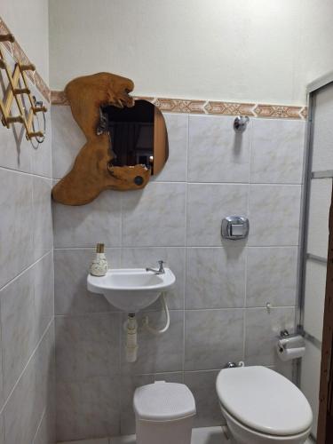 a bathroom with a toilet and a sink at Hospedagem Rancho Fundo in Diamantina