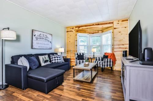 ein Wohnzimmer mit Sofa und Tisch in der Unterkunft Riverview Cottage in Eagle River