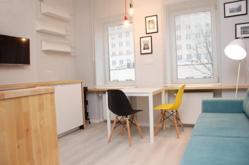 un soggiorno con una scrivania e 2 sedie di Studio Nowy Świat a Varsavia