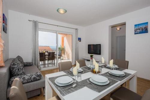 Family friendly house with a swimming pool Okrug Gornji, Ciovo - 26023