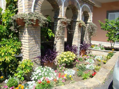 a garden with flowers and plants in a building at Il Romitello in Rome