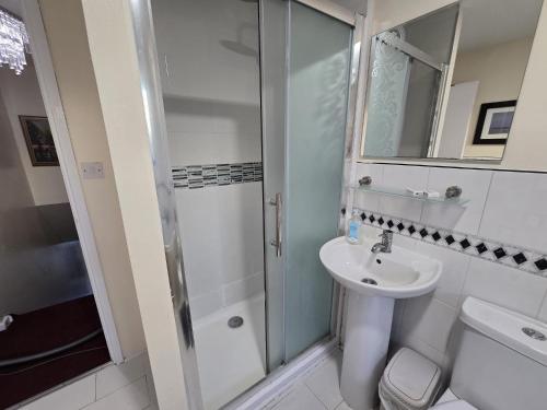 a bathroom with a shower and a sink at Relax Stay 2 Bedroom in Theale