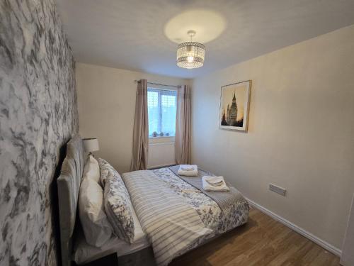 a small bedroom with a bed and a window at Relax Stay 2 Bedroom in Theale
