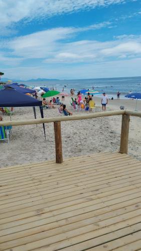 a view of a beach with people on the sand at Casa da Cle, 2 quartos com ar condicionado, 600m da praia in Itapoa