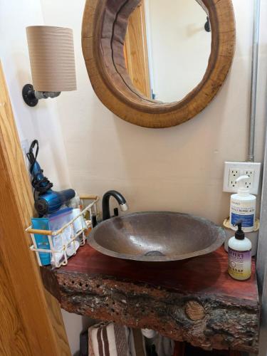 a bathroom sink with a mirror on a table at Lago Amor de Valle Glamping in Villa de Juárez