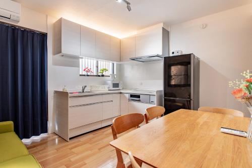 New! Direct to Kansai Airport! 3A Home - 聖天下 難波まで電車5分 3階建て一棟貸切住宅 バルコニー付 ファミリー向け