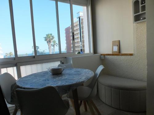 Appartement cosy à 50m de la plage avec climatisation et TV, 2/4 personnes