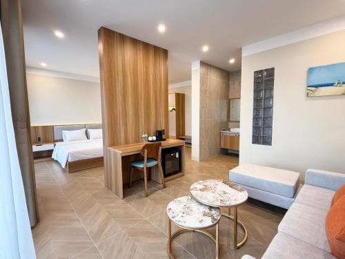 a living room with a couch and a bed at Sơn Trà 668 in Sa Vi Xom