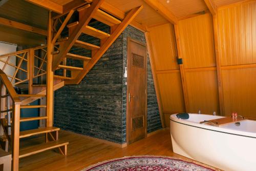 a bathroom with a staircase and a bath tub at Cabanas Monte Cristo in Serafina Corêa