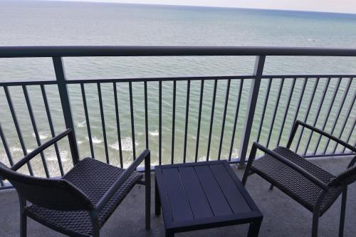 Oceanfront Paradise Sleeps 10 w Stunning Sunrises photo 63