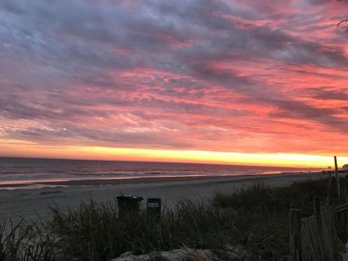 Oceanfront Paradise Sleeps 10 w Stunning Sunrises photo 124