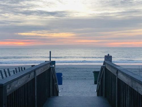 Oceanfront Paradise Sleeps 10 w Stunning Sunrises photo 112