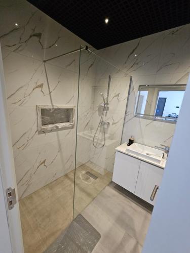 a bathroom with a shower and a sink at Palmarejo grande in Praia